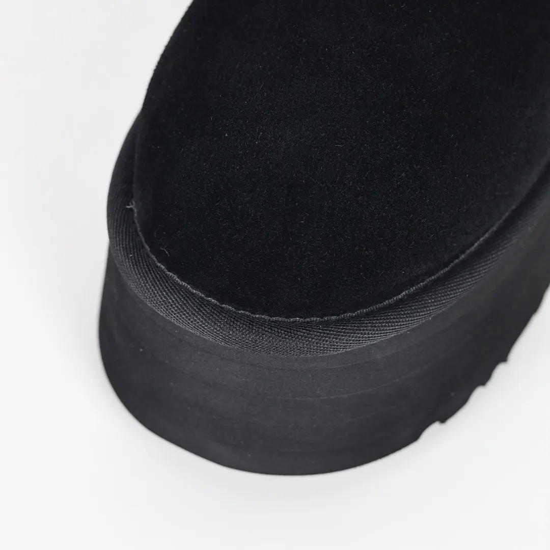 Pick up locally 💰600 Core recommended good price It is a very suitable choice for home furnishings. In the new year, uug launched a series of styles, which are partial to the preferences of young consumers and have also moved to the forefront of fashion trends. Shoe body material: water-repellent coated suede upper, 17 mm UGGPURE™ implantable wool insole, lightweight non-slip and comfortable rubber outsole, with brand LOGO and trademark, with full packaging Size: 35 36 37 38 39 40